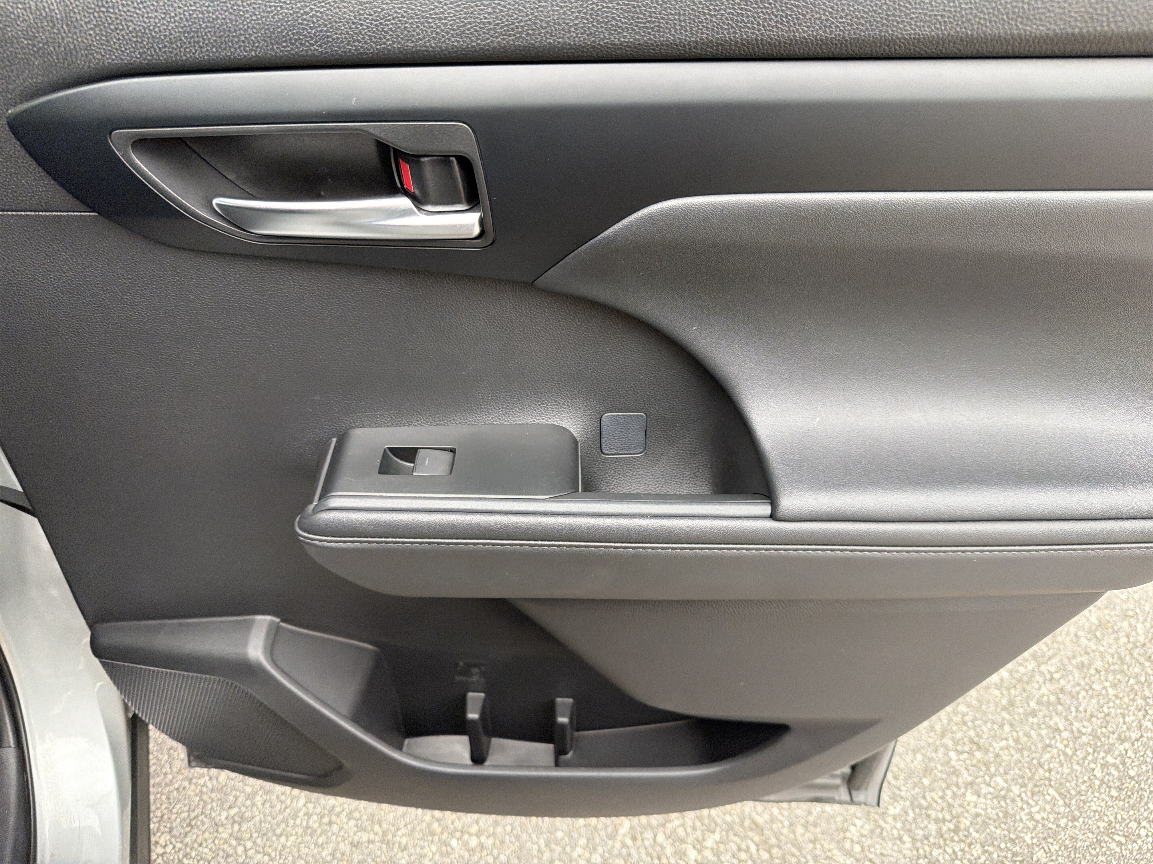 Certified 2025 Toyota Highlander XLE FWD image 26