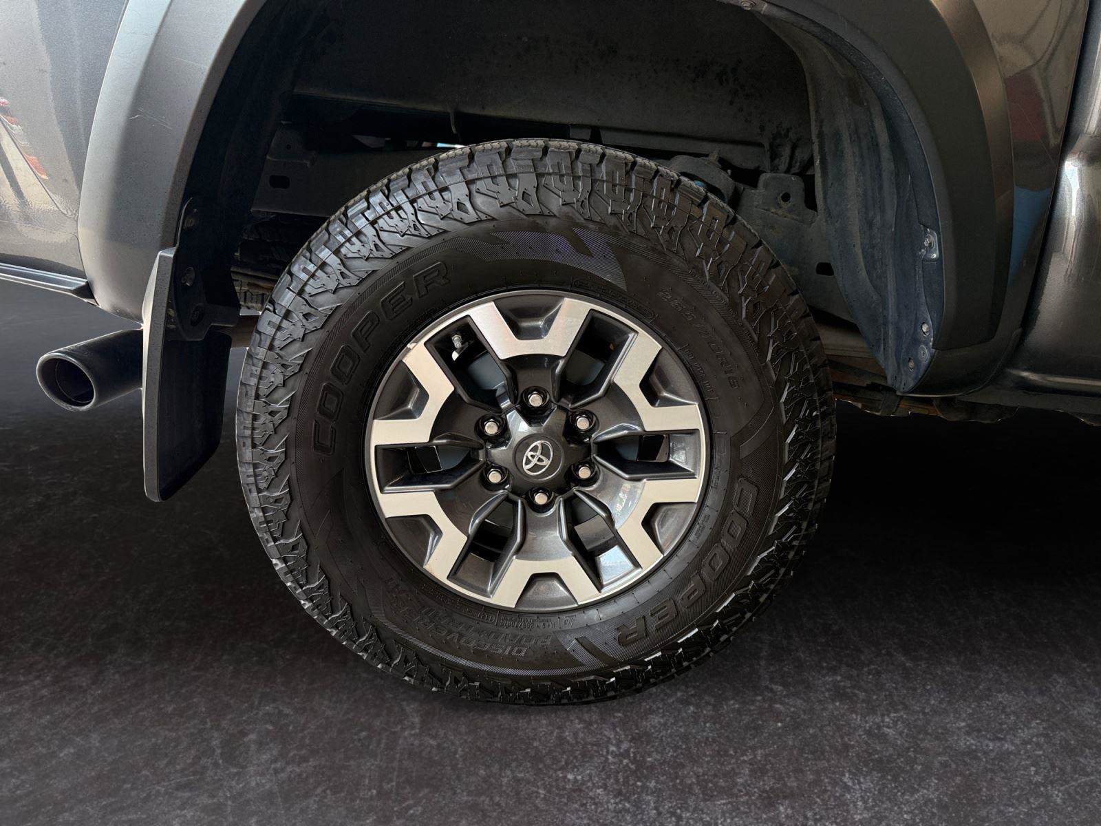 Used 2020 Toyota Tacoma TRD Off-Road w/ TRD Premium Off Road Package AWD/4WD image 28