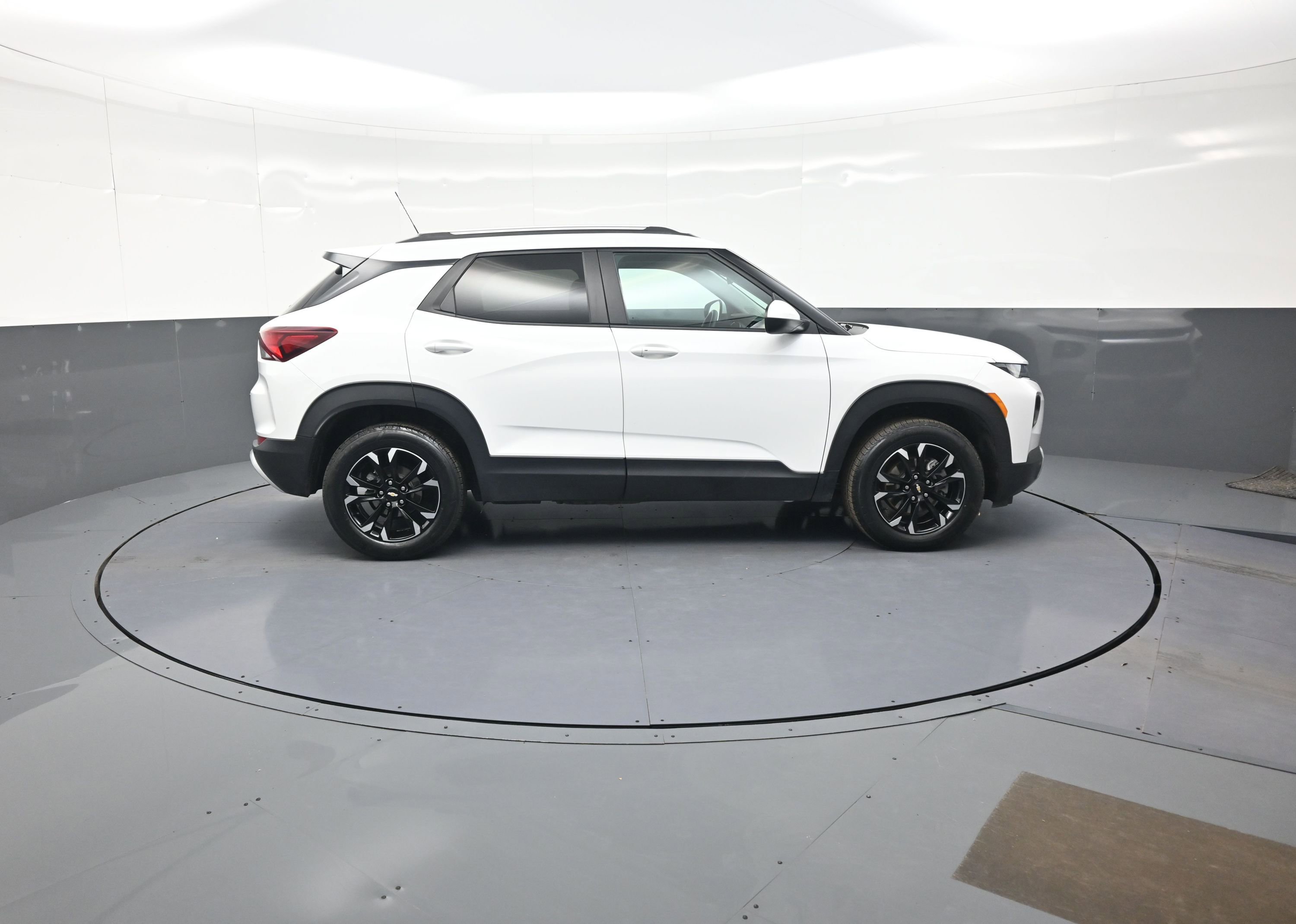 Used 2023 Chevrolet TrailBlazer LT w/ Convenience Package image 2