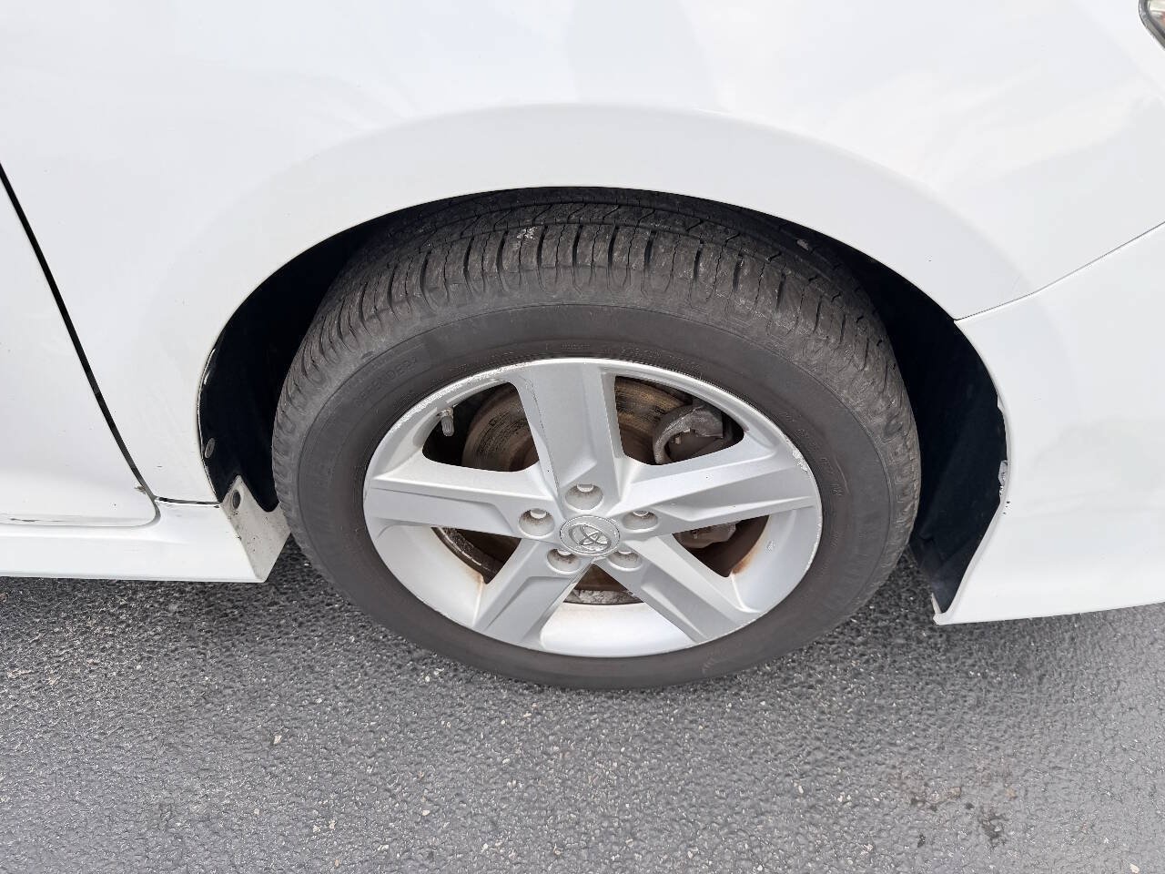 Used 2012 Toyota Camry SE w/ Leather Pkg FWD image 18