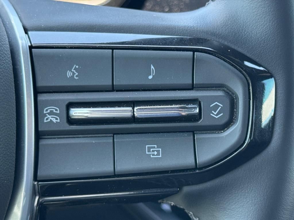 Used 2024 Chevrolet Colorado LT RWD image 17