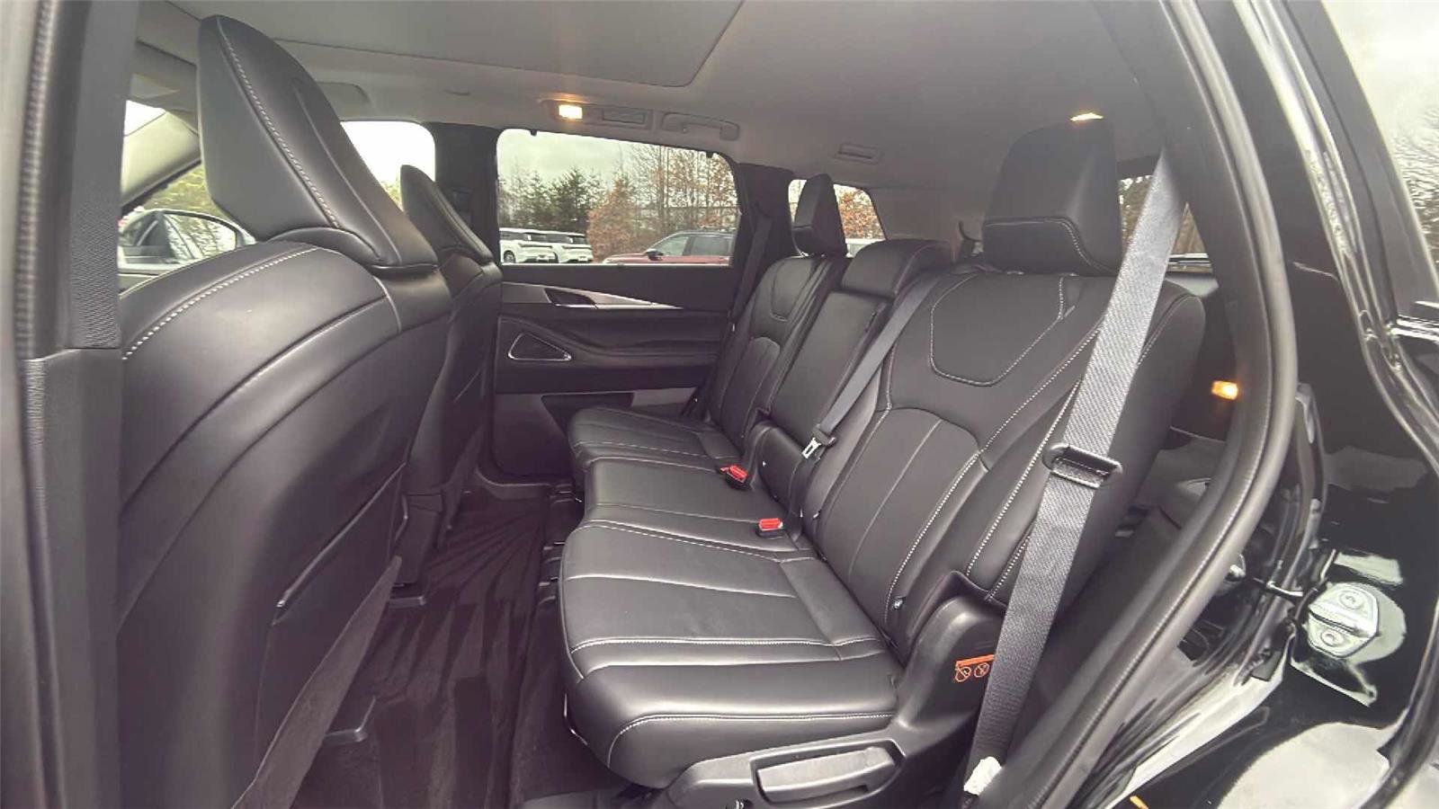 Certified 2025 INFINITI QX60 Luxe image 12
