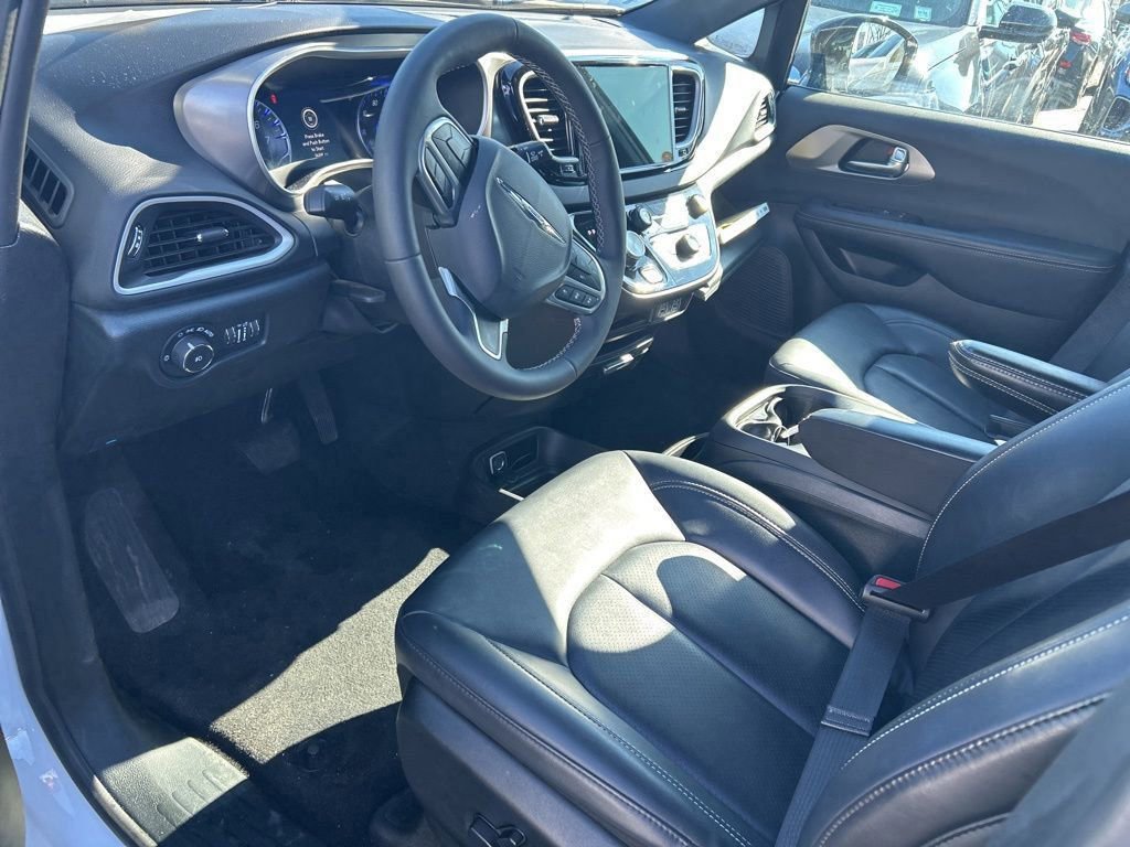 Used 2025 Chrysler Pacifica Select image 10