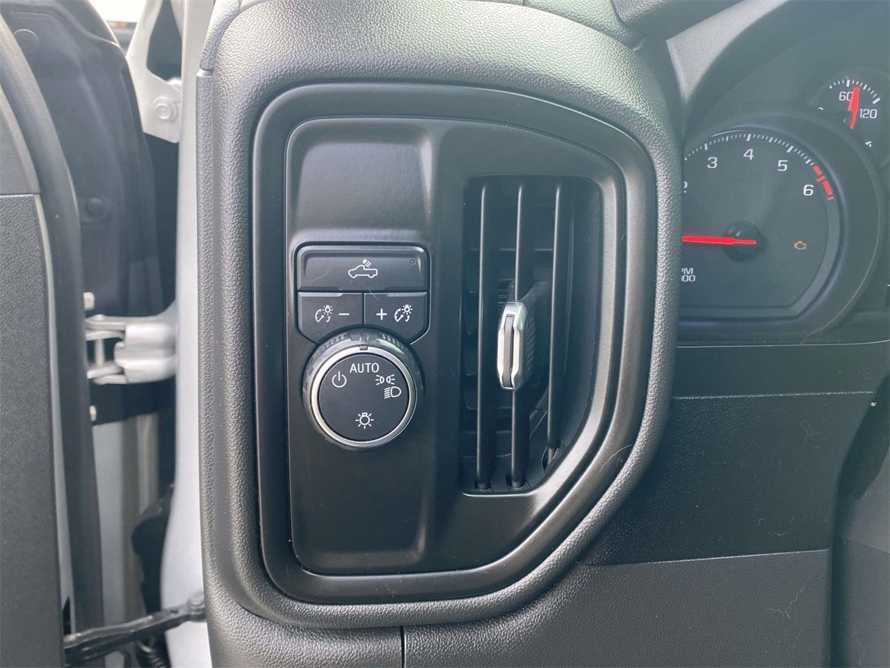 Used 2020 Chevrolet Silverado 1500 Custom w/ Custom Value Package image 17