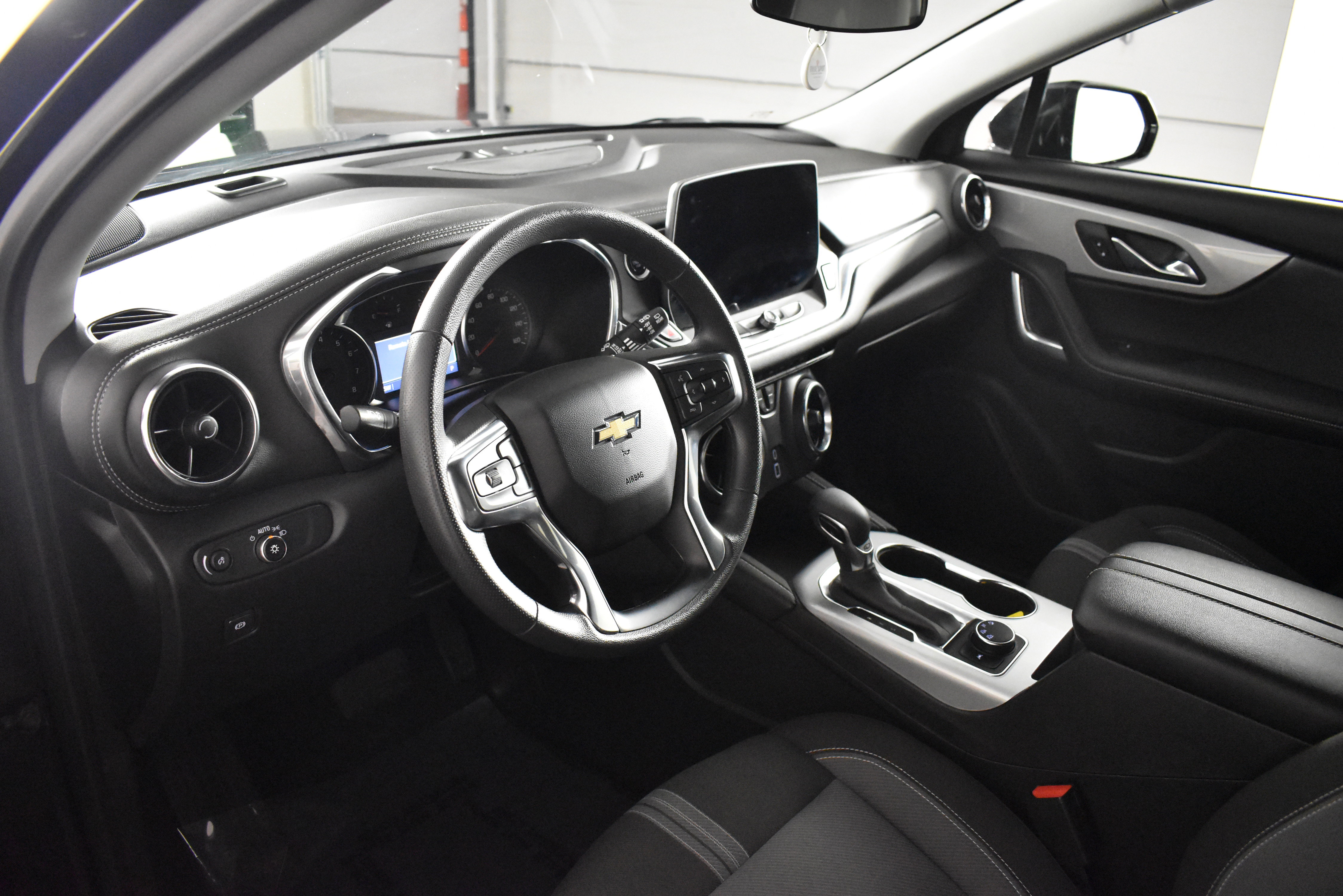 Used 2025 Chevrolet Blazer LT image 2