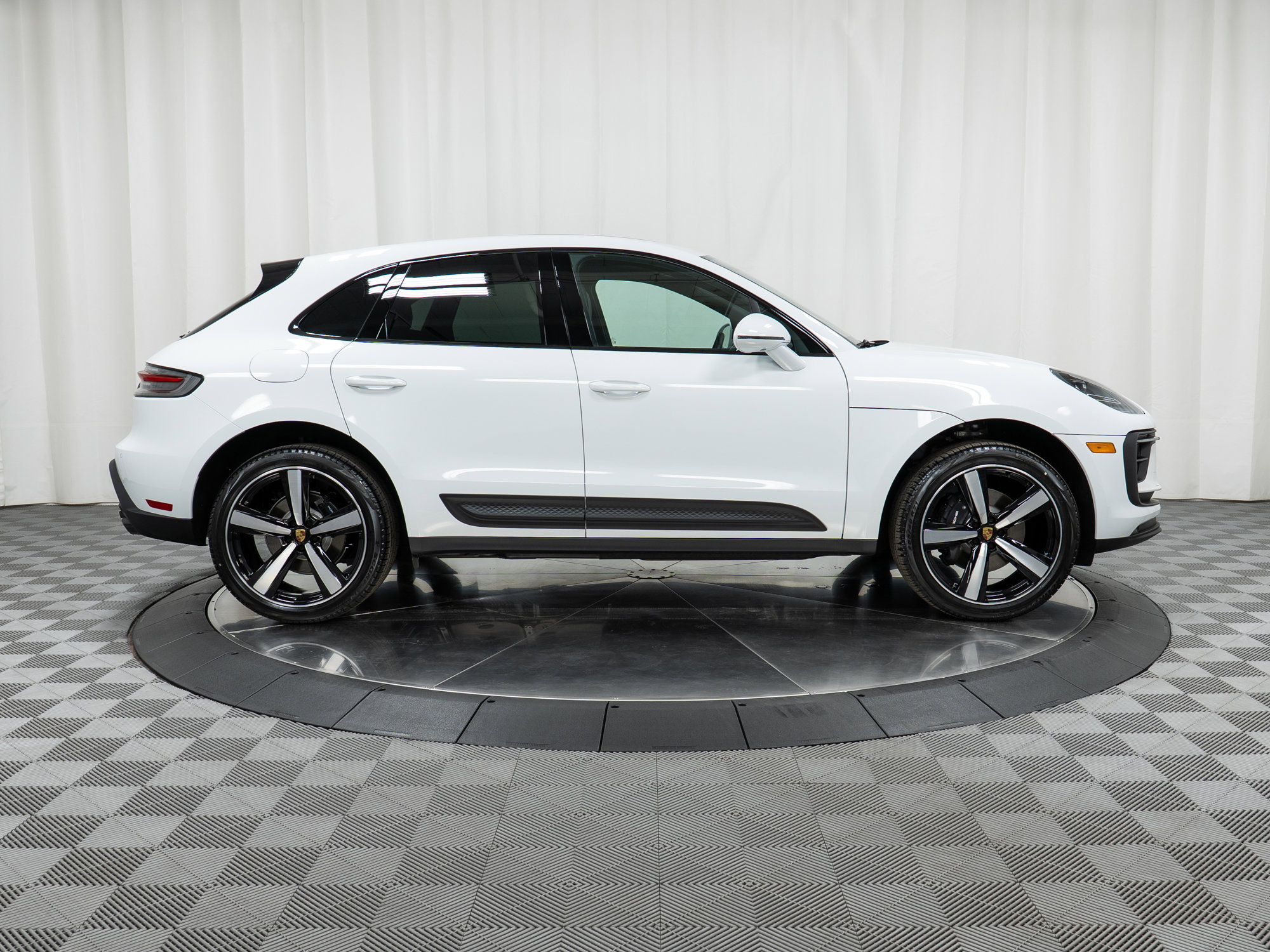 Certified 2025 Porsche Macan image 8