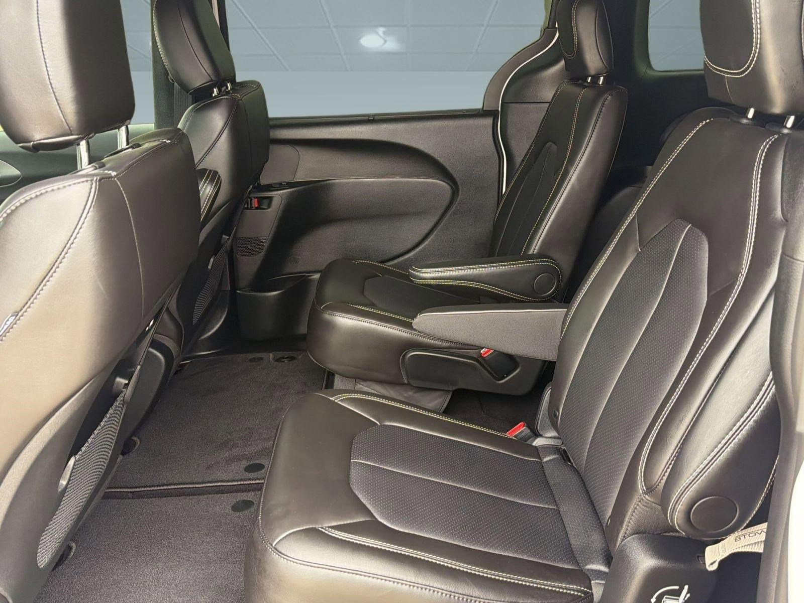 Used 2026 Chrysler Pacifica Select image 14