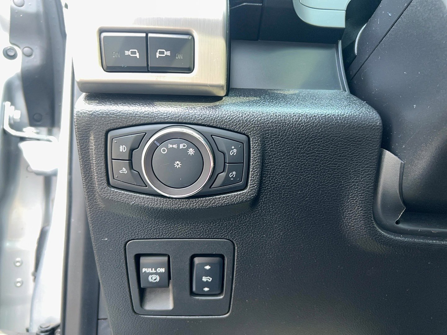 Used 2018 Ford F150 Platinum w/ Equipment Group 701A Luxury AWD/4WD image 16