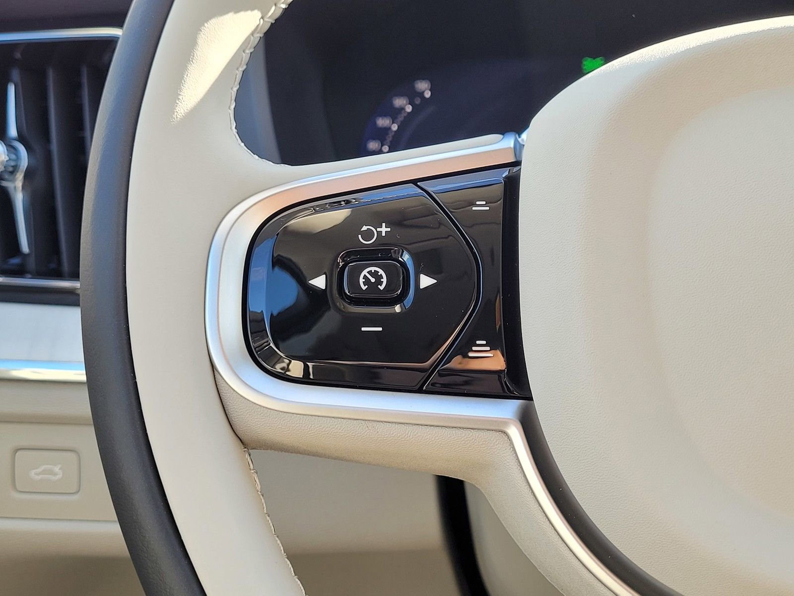 New 2026 Volvo XC60 B5 Ultra w/ Climate Package image 16