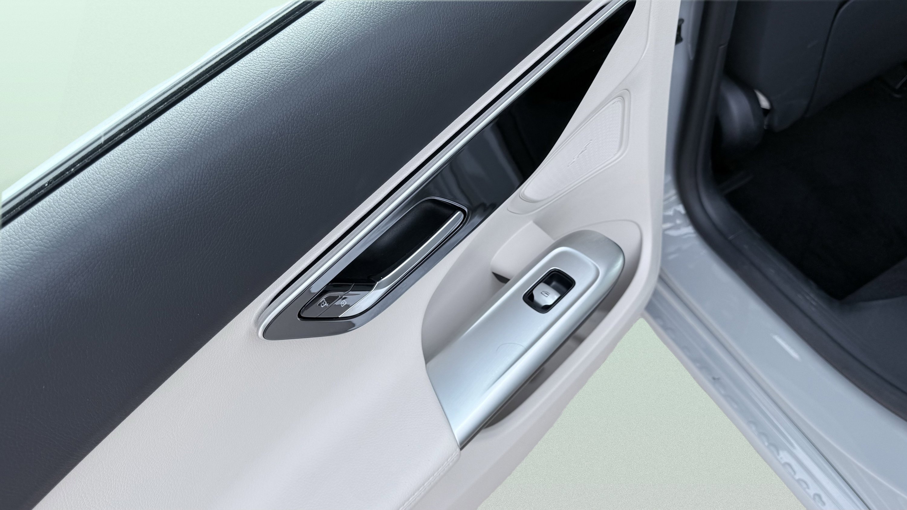 Used 2025 Mercedes-Benz C 300 Sedan image 31