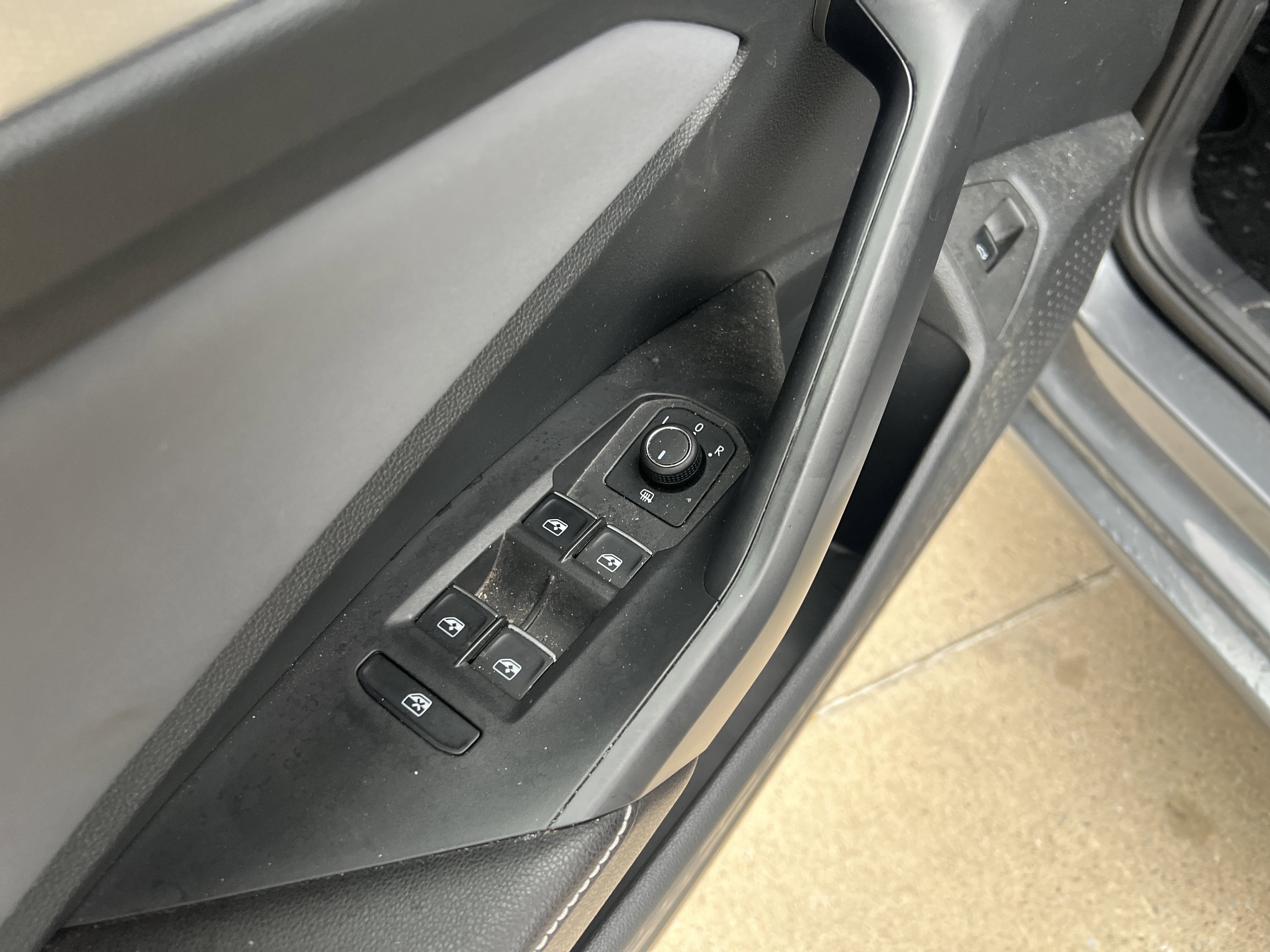 Used 2025 Volkswagen Jetta SE w/ Sunroof Package FWD image 14