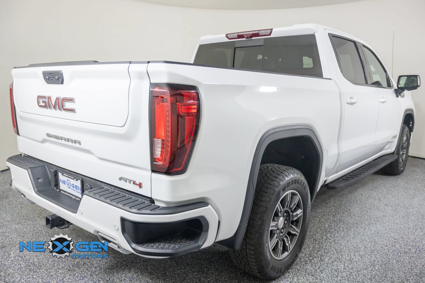 Used 2024 GMC Sierra 1500 AT4 w/ Technology Package AWD/4WD image 37
