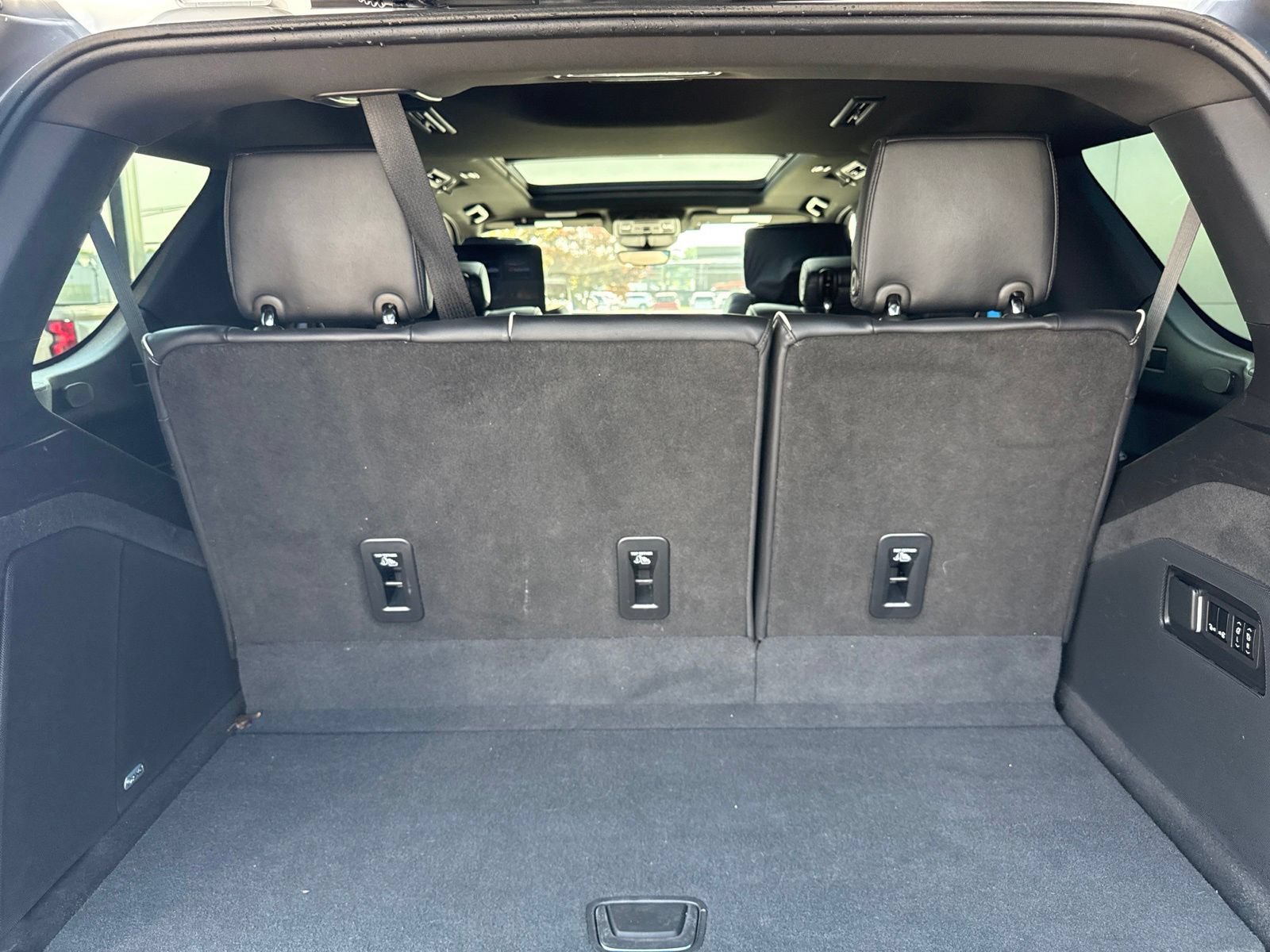 Used 2023 Cadillac Escalade Premium Luxury AWD/4WD image 14