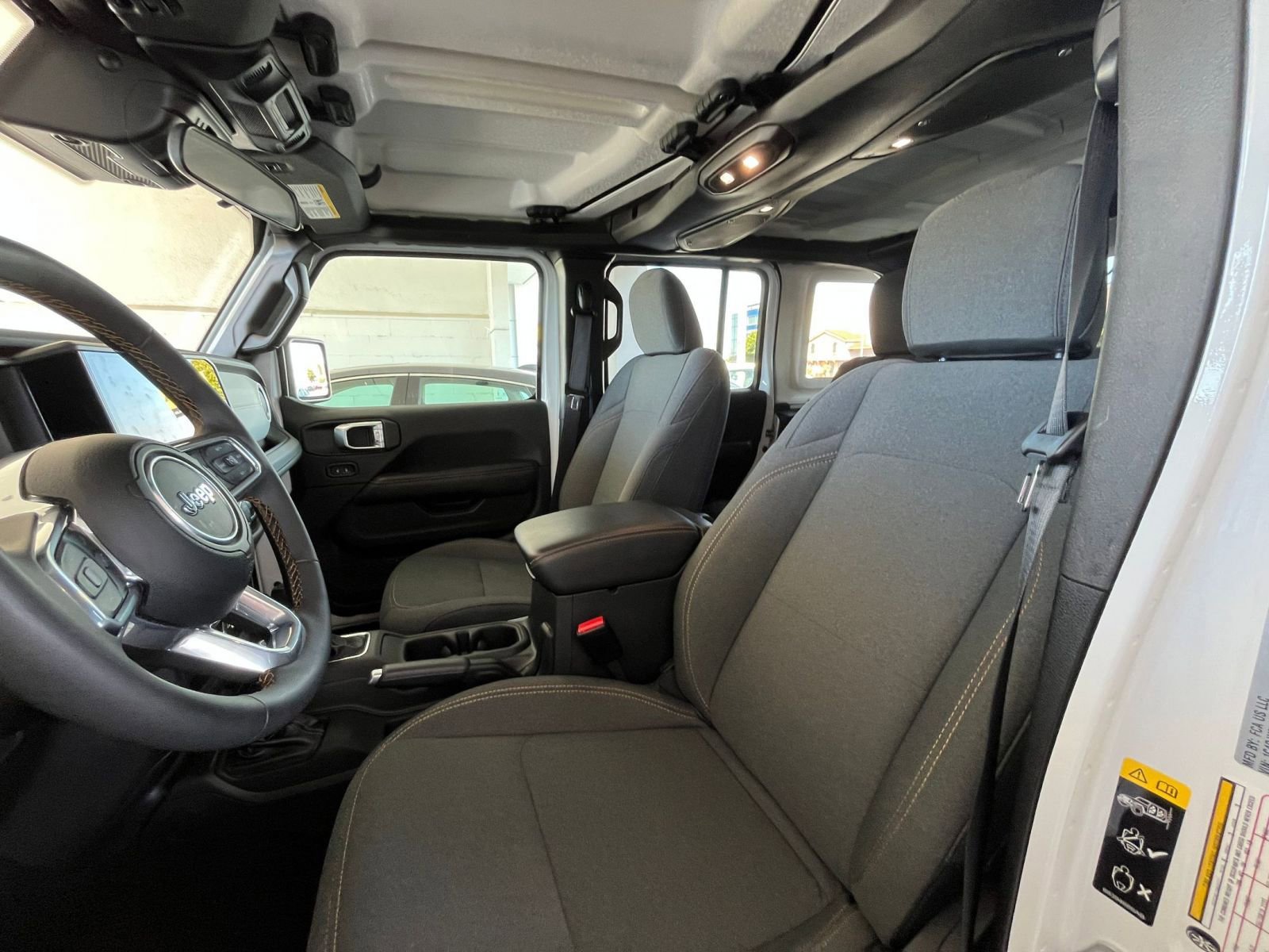 Used 2025 Jeep Wrangler Sahara image 27