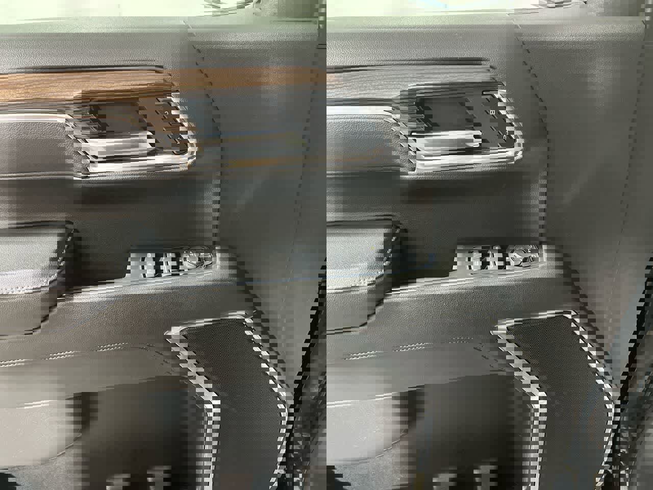 Used 2025 Chevrolet Silverado 1500 LT image 13