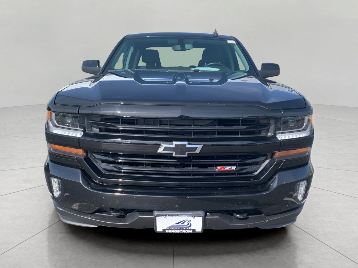 Used 2017 Chevrolet Silverado 1500 LT w/ Midnight Edition image 4