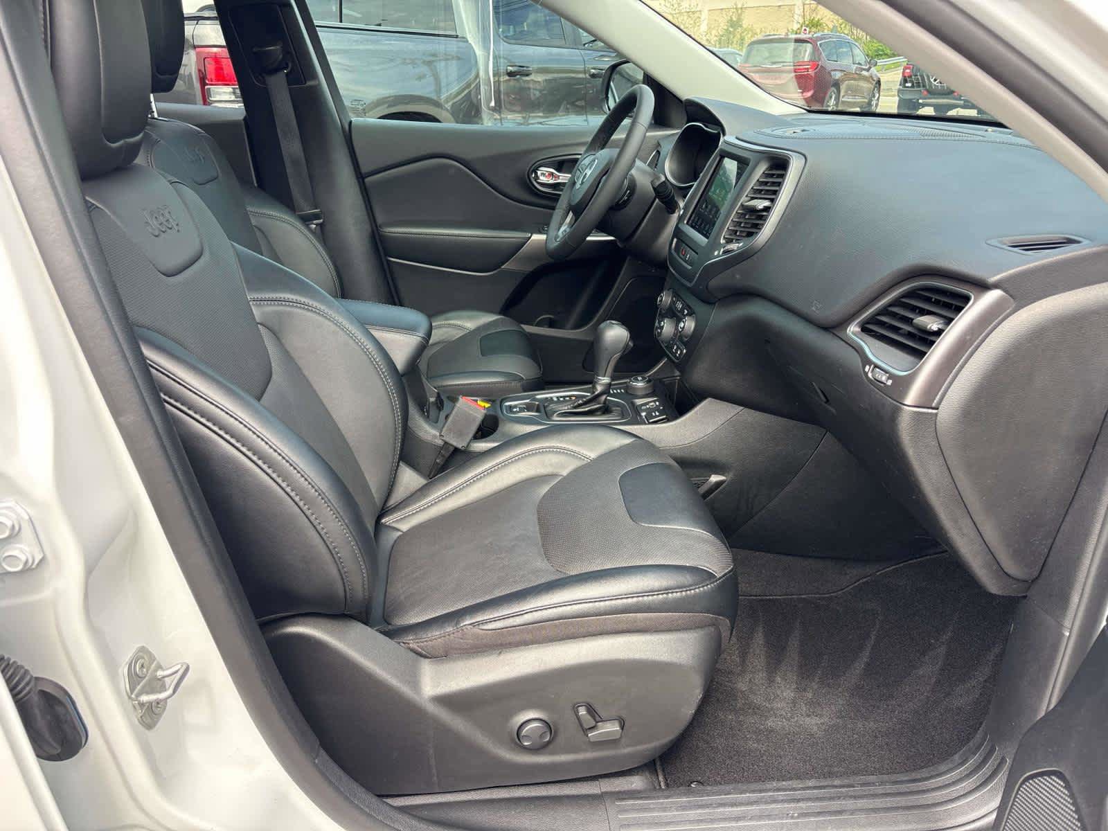 Certified 2022 Jeep Cherokee Latitude Lux w/ Sun & Sound Group AWD/4WD image 17