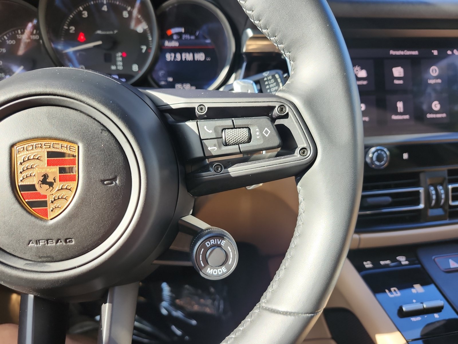 Used 2024 Porsche Macan AWD/4WD image 28