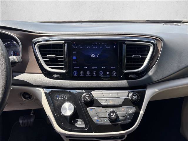 Used 2017 Chrysler Pacifica Touring w/ Tire & Wheel Group FWD image 13