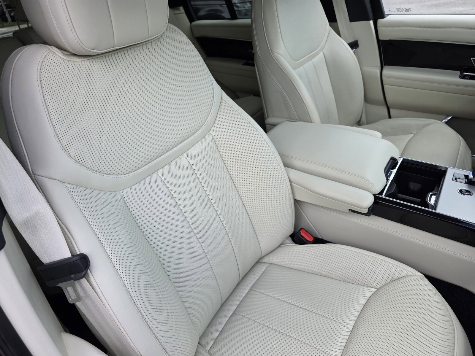 Certified 2025 Land Rover Range Rover SE image 25