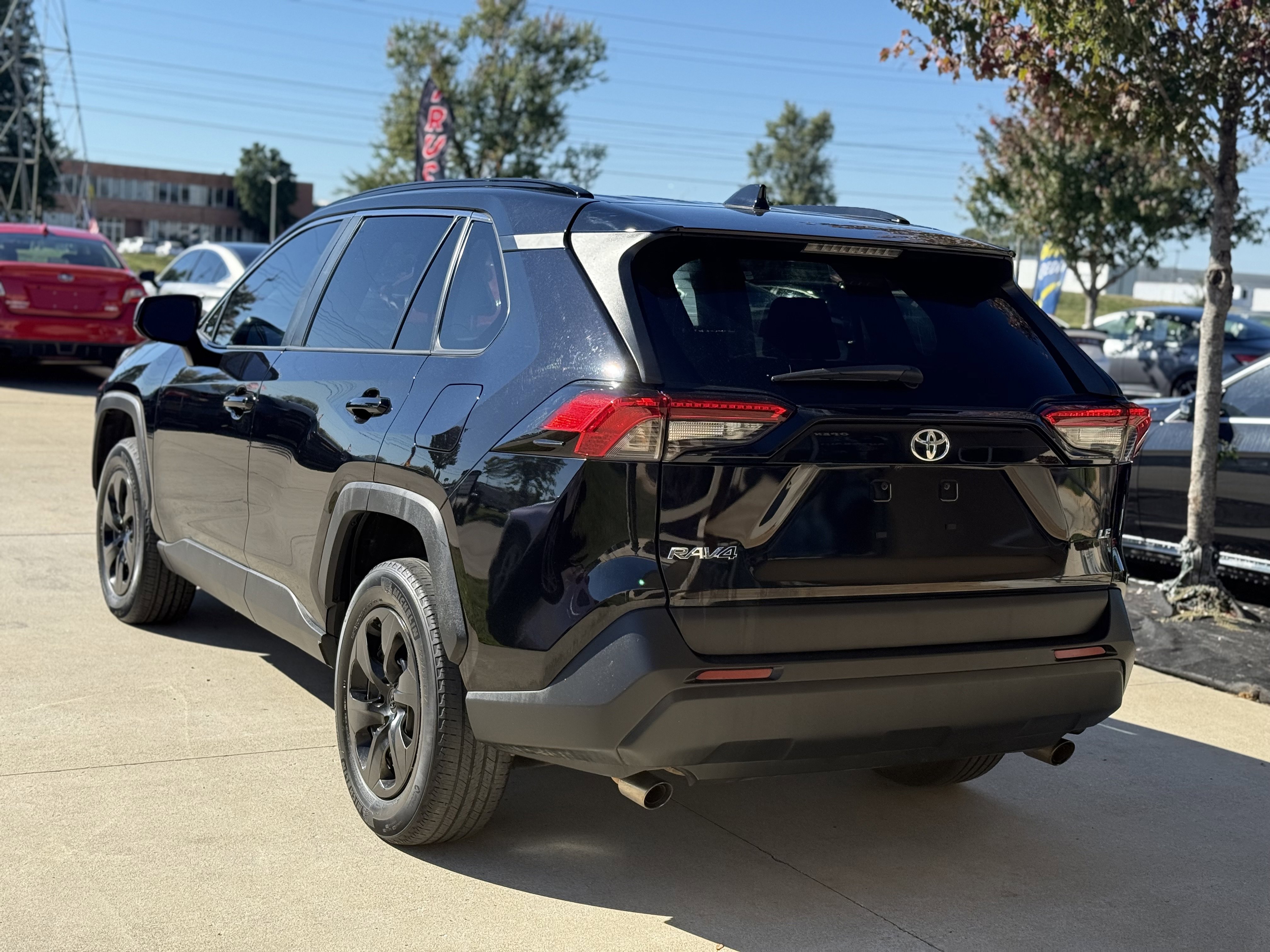 Used 2021 Toyota RAV4 LE image 5