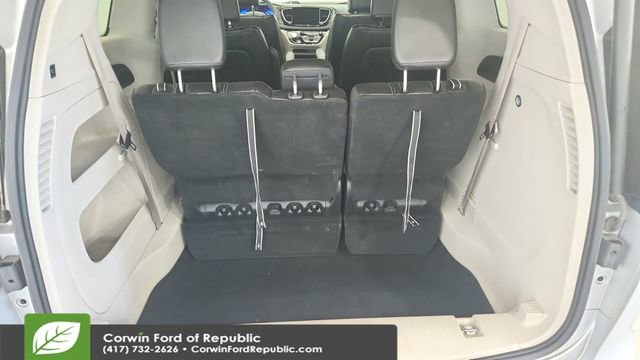 Used 2024 Chrysler Pacifica Touring-L image 21