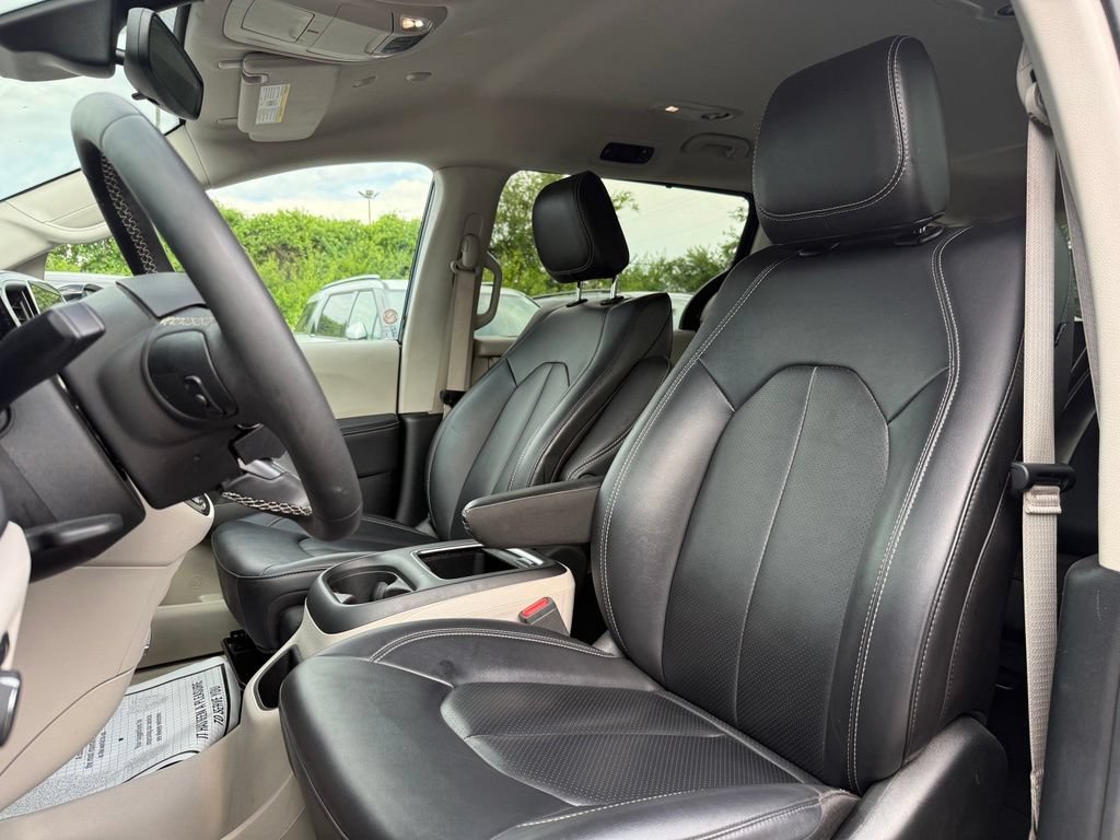 Used 2024 Chrysler Pacifica Touring-L FWD image 7