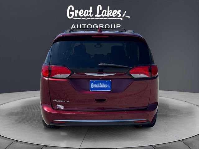 Used 2017 Chrysler Pacifica Touring-L w/ Tire & Wheel Group FWD image 4