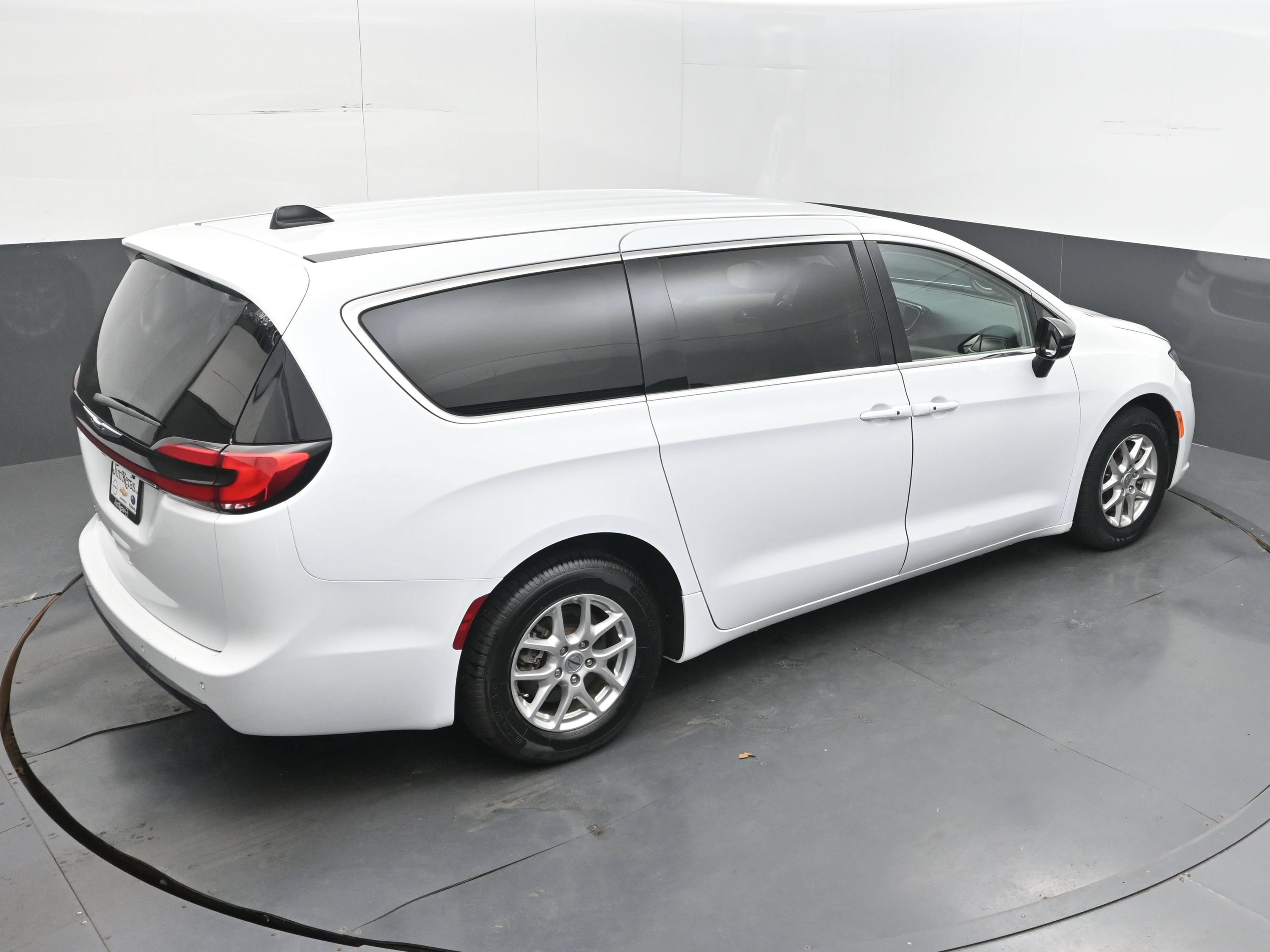Used 2024 Chrysler Pacifica Touring-L FWD image 32