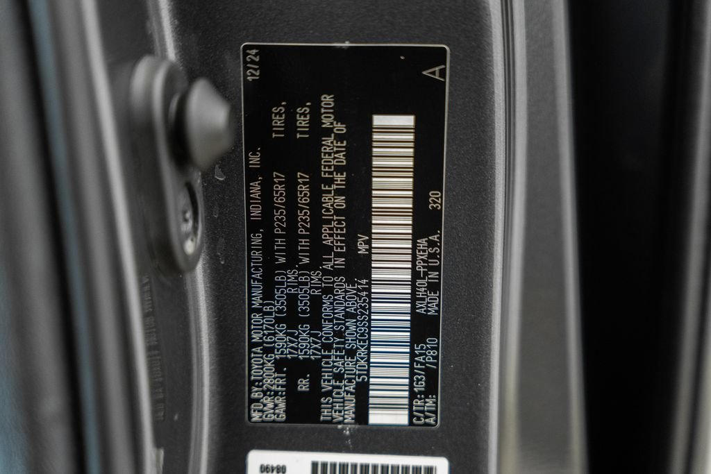 Used 2025 Toyota Sienna LE FWD image 35