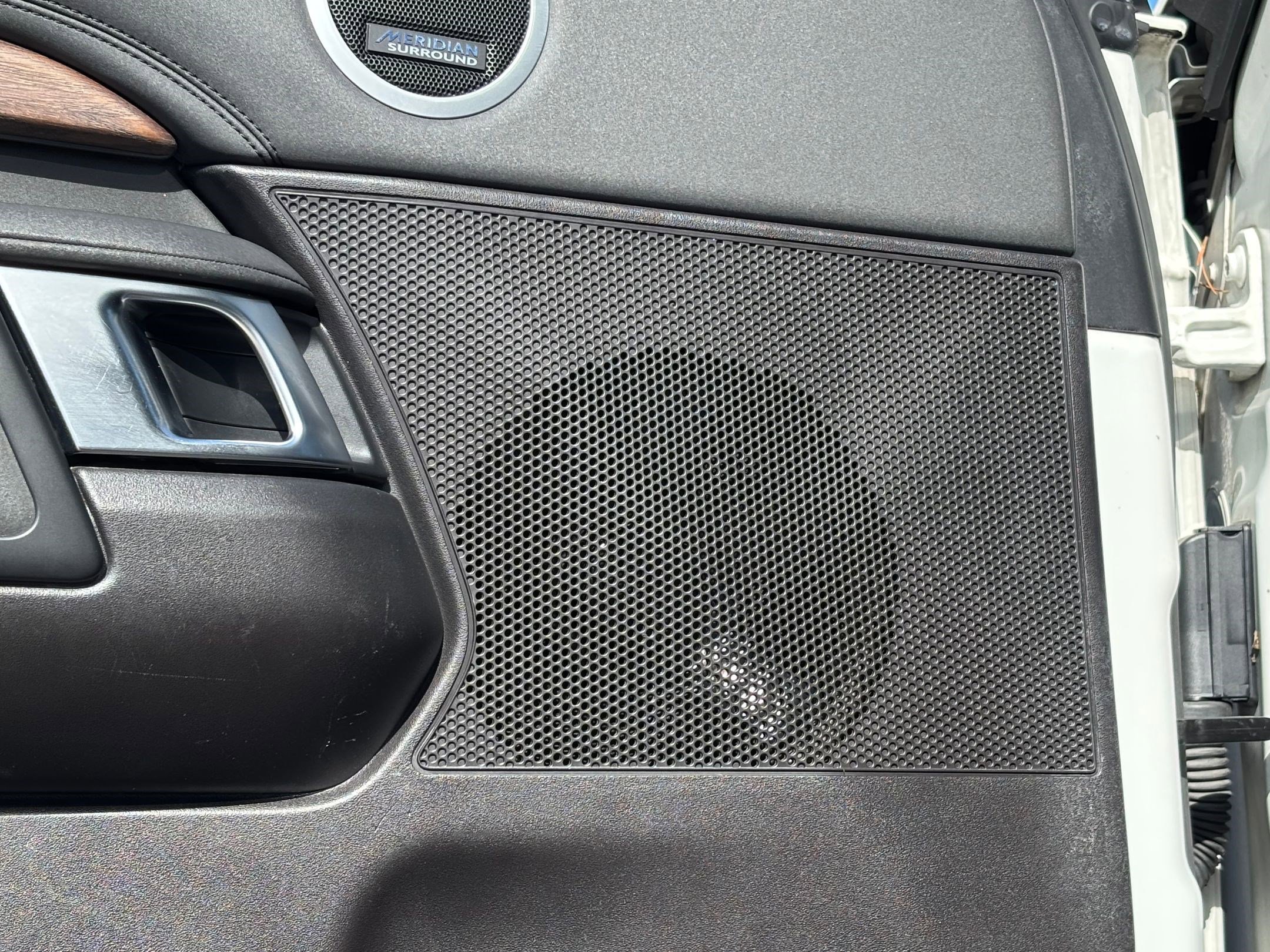 Used 2017 Land Rover Discovery HSE image 14