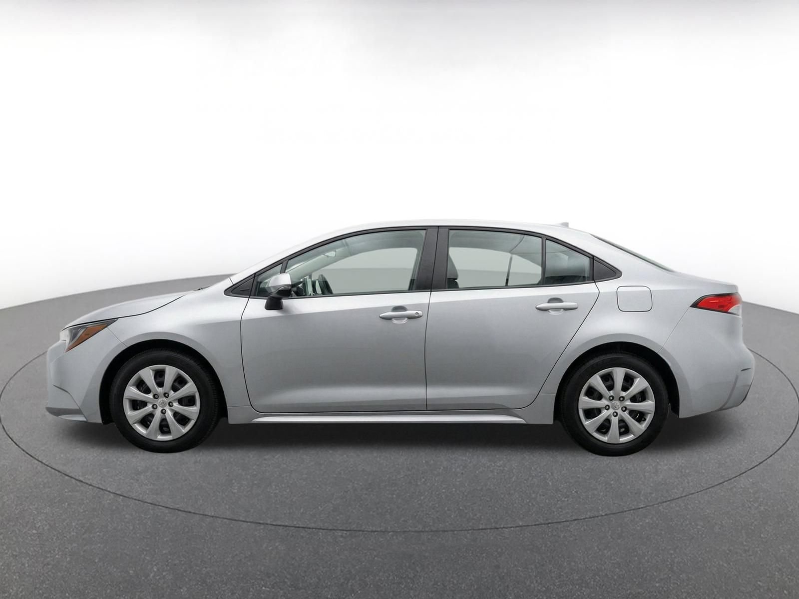 Used 2025 Toyota Corolla LE FWD image 4
