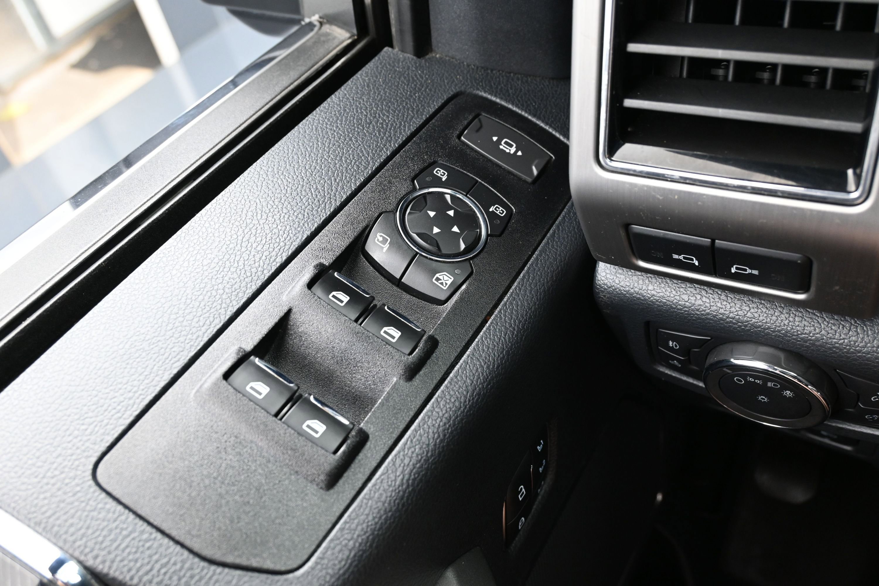 Used 2022 Ford F350 Platinum w/ FX4 Off-Road Package AWD/4WD image 25