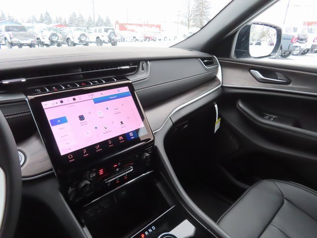 New 2025 Jeep Grand Cherokee Limited w/ Black Appearance Package image 37