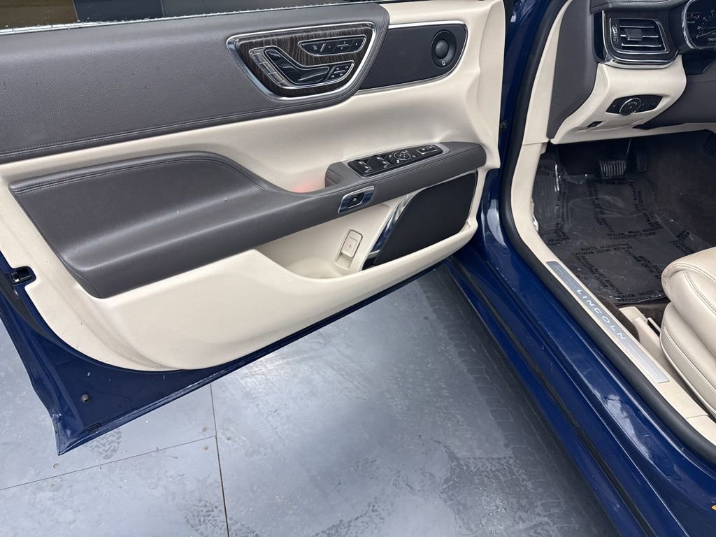 Used 2018 Lincoln Continental Reserve w/ Rear-seat Package image 31