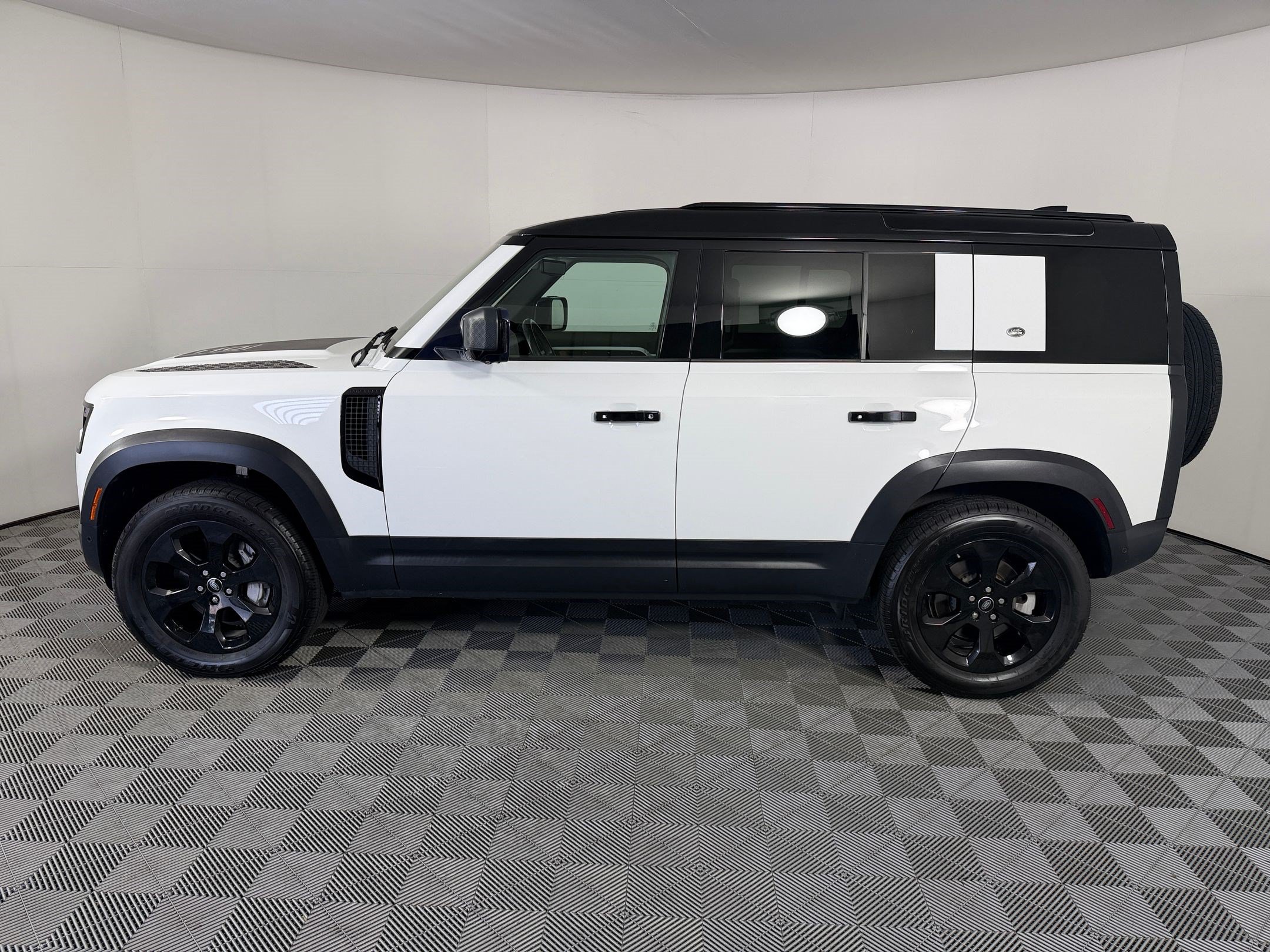 Used 2020 Land Rover Defender 110 HSE AWD/4WD image 2