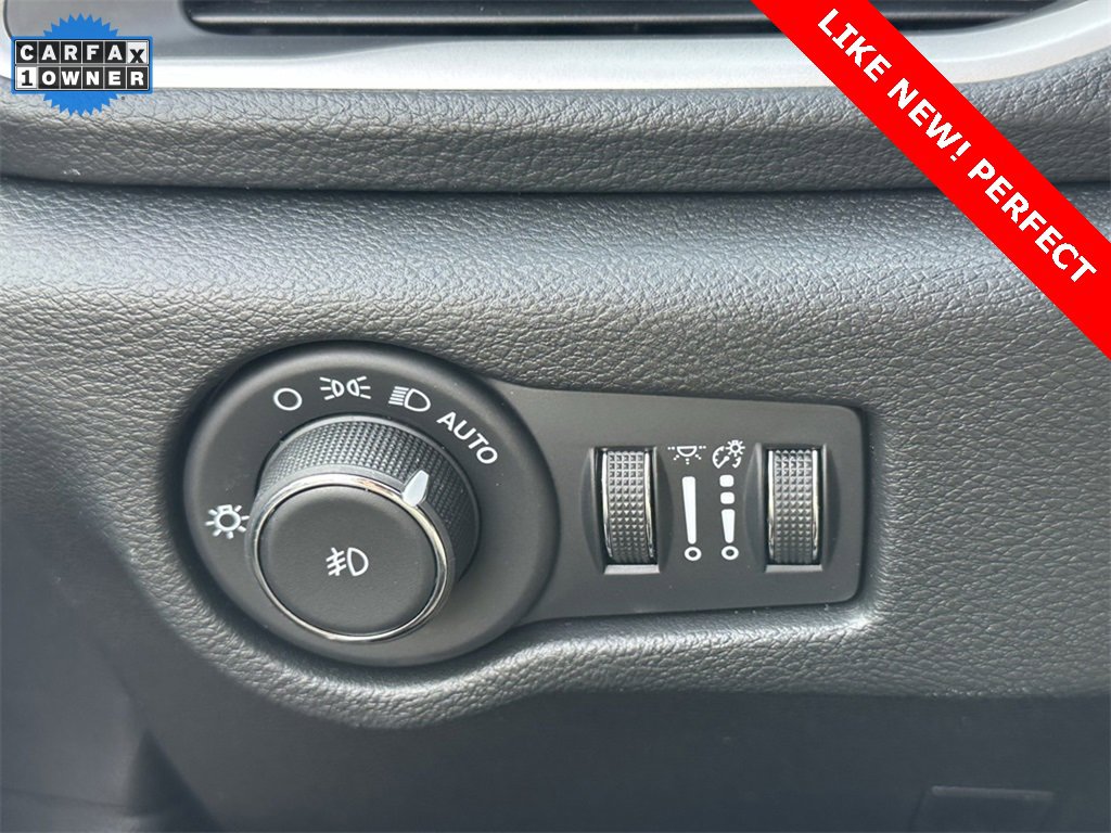 Used 2025 Chrysler Pacifica Select image 27