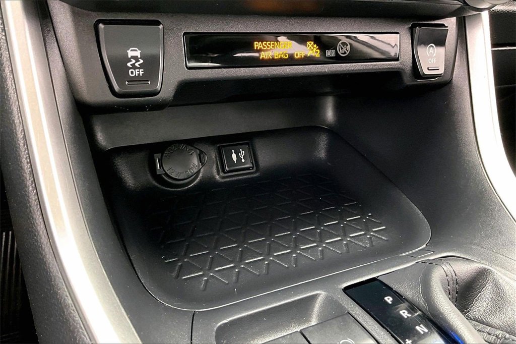 Used 2019 Toyota RAV4 LE image 32