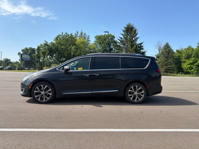 Used 2017 Chrysler Pacifica Limited FWD image 2