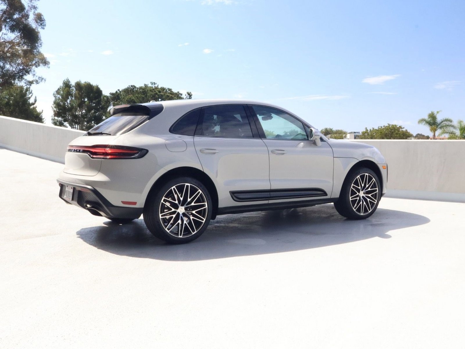 Certified 2025 Porsche Macan image 8