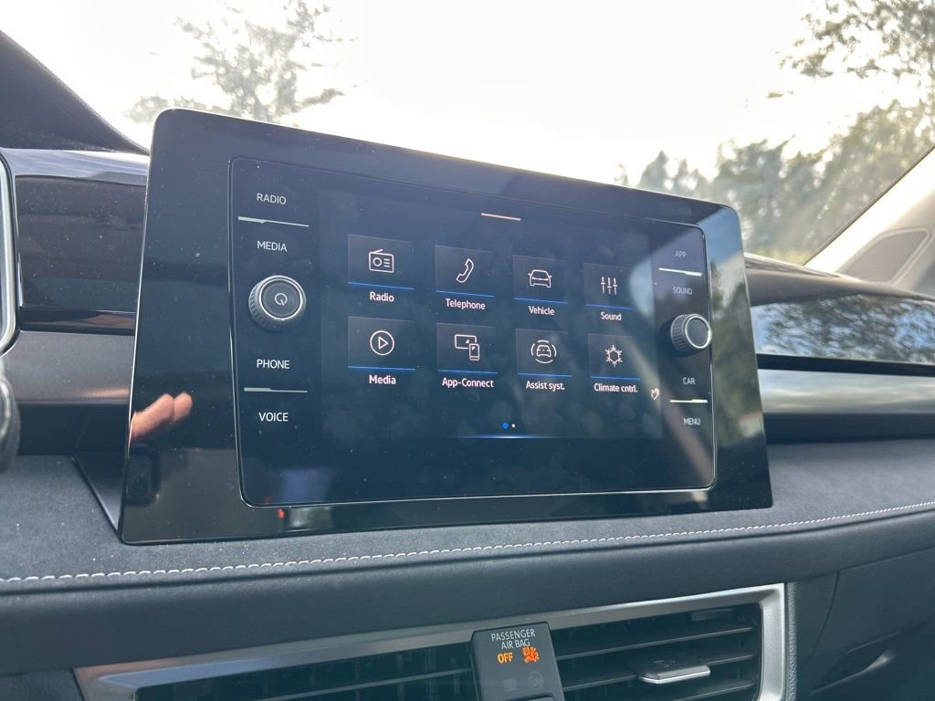 Certified 2025 Volkswagen Taos SE image 32