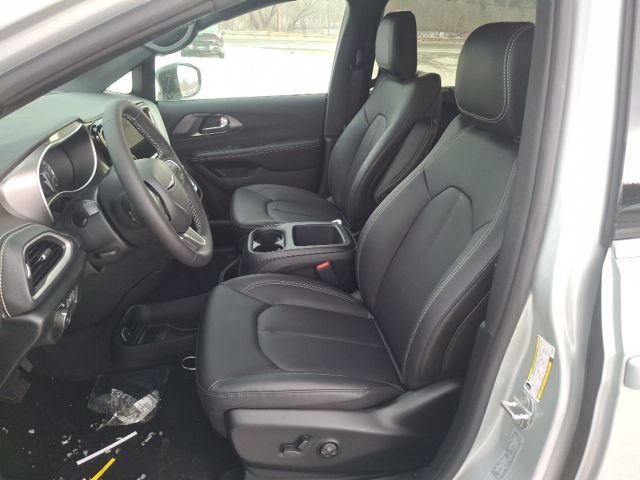 New 2026 Chrysler Pacifica Select image 9