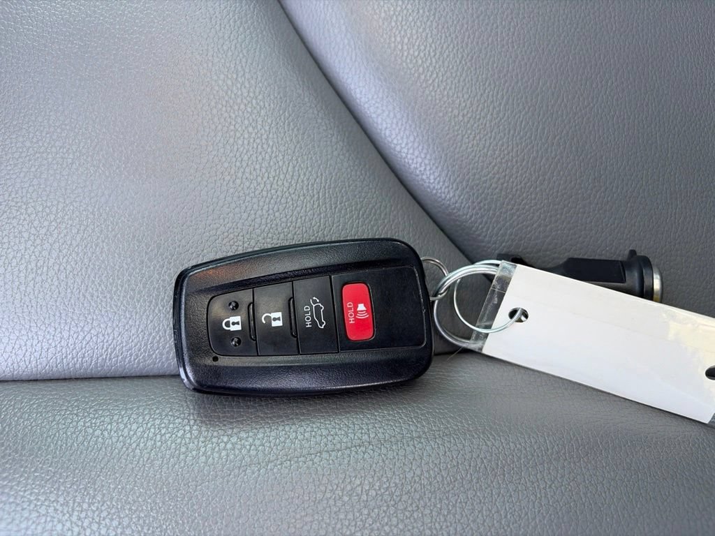 Used 2021 Toyota Highlander XLE AWD/4WD image 29