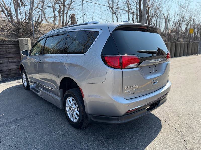 Used 2020 Chrysler Pacifica Touring-L FWD image 37