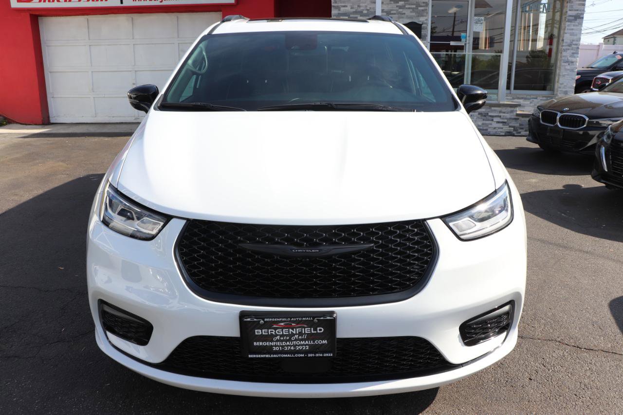 Used 2025 Chrysler Pacifica Limited FWD image 8