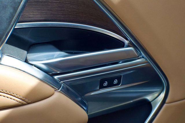 Used 2025 Land Rover Range Rover Long Wheelbase SE AWD/4WD image 34