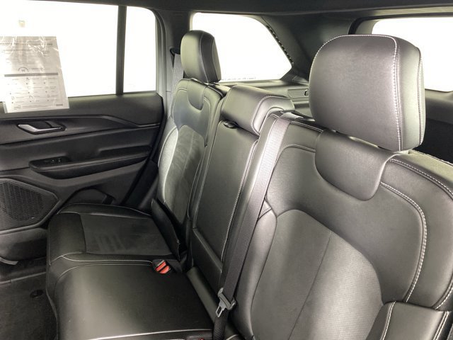 Used 2024 Jeep Grand Cherokee Altitude AWD/4WD image 31