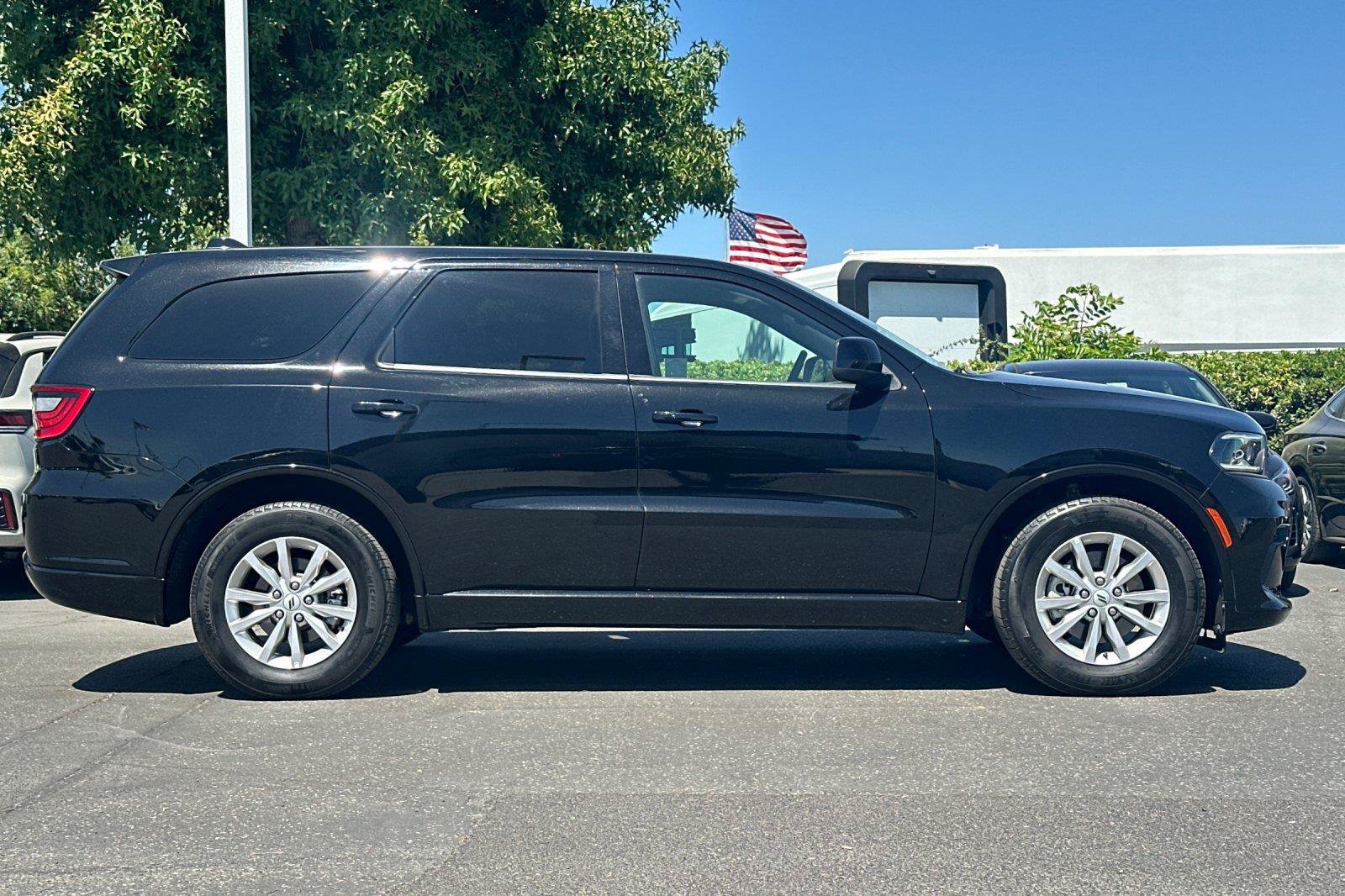 Certified 2025 Dodge Durango GT RWD image 3