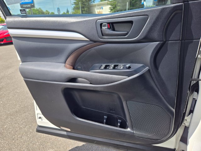 Used 2015 Toyota Highlander LE FWD image 12