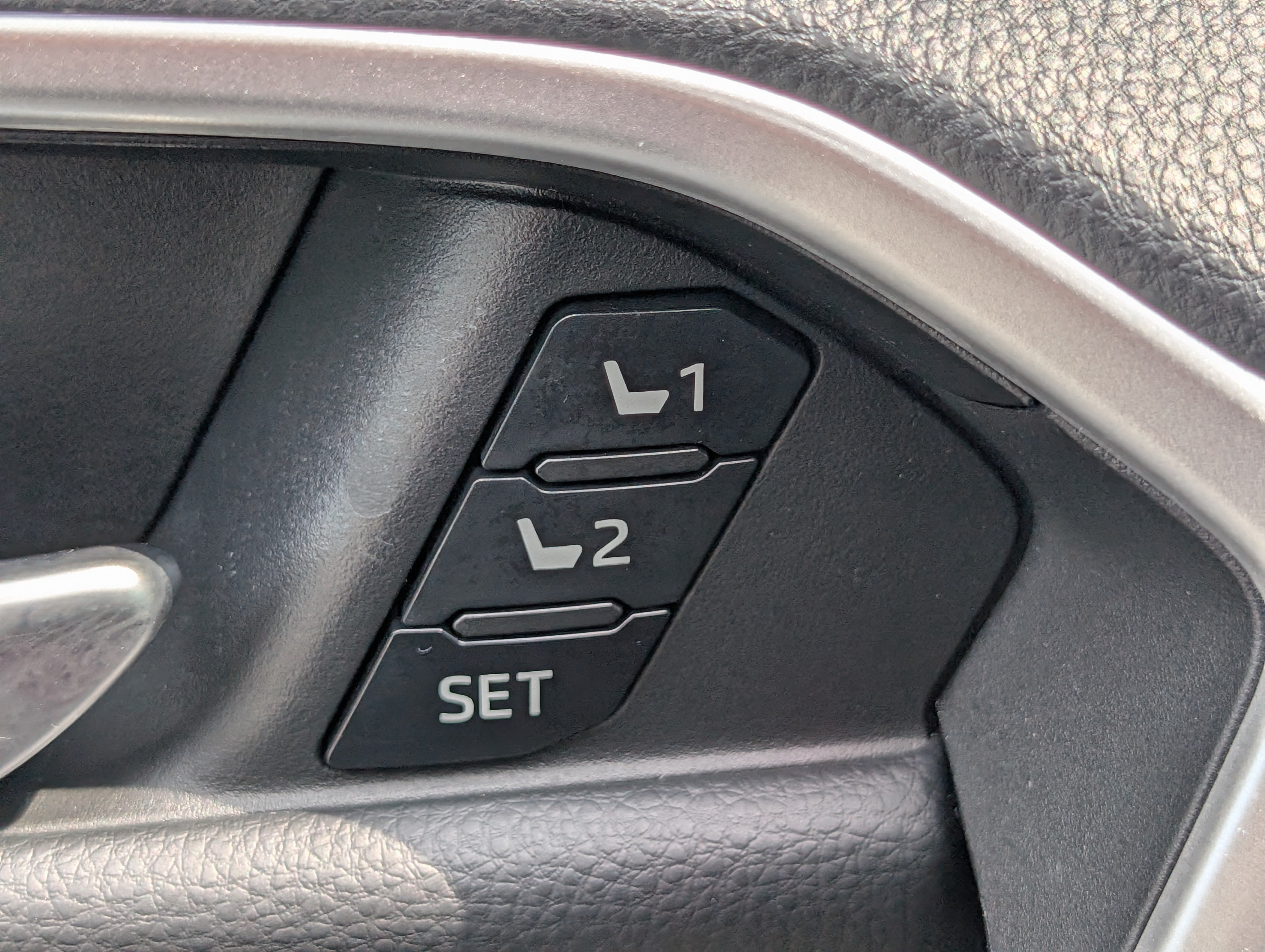 Used 2023 Toyota RAV4 Limited AWD/4WD image 22